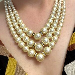 Elegant Vintage Pearl Necklace with Gold Accents